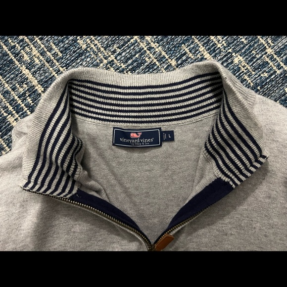 Vineyard vines 1/4 zip. Grey size L. Great shape - Picture 3 of 5